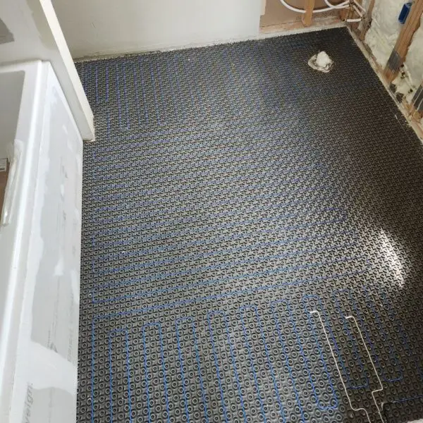 Detailed process of bathroom renovation, including underfloor heating installation for optimal comfort and efficiency.